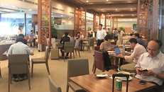 Khu vực ăn uống tại phòng chờ tiêu chuẩn 4 sao. Ảnh: Đ.Loan