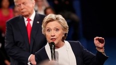 Ông Trump tập trung công kích bà Hillary về việc sử dụng email cá nhân và xoá hàng ngàn email. Ảnh minh họa
