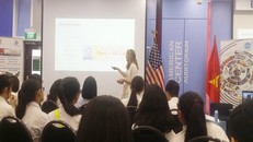 Phần chia sẻ các nguồn học tiếng Anh hiệu quả tại sự kiện. Ảnh: Mai Anh.