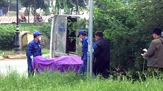 Thi thể người phụ được đưa về nhà xác. Ảnh: Thái Linh.