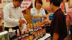 Người tiêu dùng chọn mua nước mắm tại hội chợ hàng Việt Nam chất lượng cao. Ảnh: HTD 