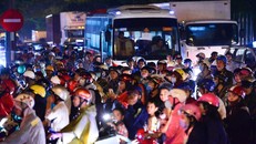 Cơn mưa cuối giờ chiều ngày cuối tuần làm tuyến đường Nguyễn Văn Linh - Nguyễn Hữu Thọ ùn tắc. Xe tải, xe đầu kéo, xe máy chen nhau xếp hàng dài hàng km. Vào giờ cao điểm khu vực này thường xảy ra tình trạng ùn ứ nhưng người đi đường không thể hình dun