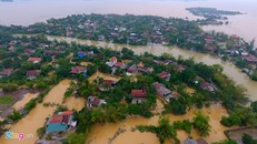 Trong khi nước đã rút trên hầu hết địa bàn của tỉnh Quảng Bình thì thôn Ngô Xá, Ngô Bắc của xã Sơn Thuỷ, huyện Lệ Thuỷ, Quảng Bình vẫn bị nước bao vây. 