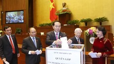 Lãnh đạo Đảng, Nhà nước quyên góp ủng hộ đồng bào miền Trung khắc phục hậu quả lũ lụt. Ảnh: TTXVN. 