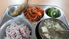 Học sinh và giáo viên ở Hàn Quốc ăn trưa cùng lúc với thực đơn giống nhau. 