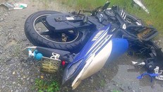 Xe máy chở 3 nam thanh niên bị biến dạng sau va chạm. Ảnh: Đ.H