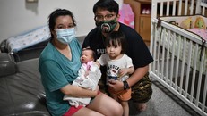 Cặp vợ chồng Poh Lee và hai đứa con nhỏ. Ảnh: The Straits Times.