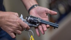 Vụ Alec Baldwin bắn chết người thúc đẩy luật cấm sử dụng súng trên phim trường