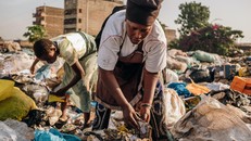 Rác thải nhựa làm tổn thương phụ nữ tại các nước đang phát triển