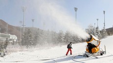 Máy phun tuyết nhân tạo tại Thế vận hội mùa đông Bắc Kinh 2022. Ảnh: Daily Mail.