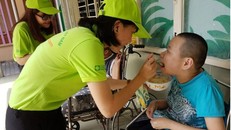  Từ nhiều năm nay các tình nguyện viên của Food Bank Việt Nam nỗ lực hỗ trợ thực phẩm cho những người yếu thế. Ảnh: FoodBank Việt Nam.