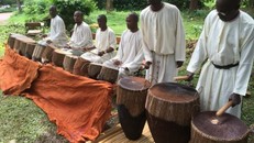 Biểu diễn trống truyền thống Uganda. Ảnh: Singing Wells.