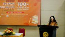 Đại diện Omega Plus phát biểu tại Lễ ra mắt Tủ sách Đời người. Ảnh: Omega.