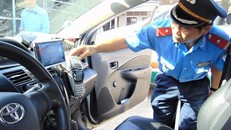 Lực lượng Thanh tra Giao thông Vận tải kiểm tra việc lắp đặt và sử dụng thiết bị giám sát hành trình. Ảnh: Hanoimoi.