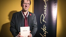 Nhà văn Laurent Demoulin và cuốn Robinson có-tự kỷ của tôi phiên bản tiếng Pháp. Ảnh: ST