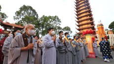 Hàng trăm tăng ni Phật tử đã có mặt từ sớm để tham dự đại lễ. Ảnh: Thanh Niên