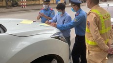 Lực lượng Thanh tra Sở kiểm tra, xử lý các phương tiện dừng, đỗ trái quy định trên các tyến đường xung quanh sân vận động Quốc gia Mỹ Đình, Cung Điền kinh Hà Nội và các khu vực tổ chức thi đấu. Ảnh: TTXVN.