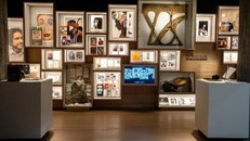 Không gian trưng bày tại Trung tâm Bob Dylan lưu giữ đồ vật, tác phẩm nghệ thuật và nhạc cụ thuộc về nam danh ca. Ảnh: The New York Times