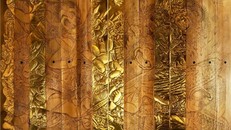 Tác phẩm ‘Opposite’ (2021): Nữ nghệ sĩ Ema Kusumilawati kết hợp lontar và đĩa đồng để vẽ prasi. Ảnh: Prasi