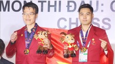 2 VĐV Lê Quang Liêm, Trần Tuấn Minh nhận HCV ở nội dung cờ nhanh đồng đội nam. Ảnh: TTXVN