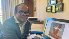 Nhà báo Sandip Hor và bức ảnh về tấm áp phích của Chủ tịch Hồ Chí Minh. Ảnh: TTXVN