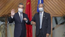 Tổng thư ký Ban Thư ký Diễn đàn Quần đảo Thái Bình Dương Henry Puna, bên phải, và Bộ trưởng Ngoại giao Trung Quốc Vương Nghị. Ảnh: Tân Hoa xã