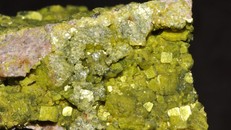 Urani chủ yếu được dùng làm nhiên liệu cho các nhà máy điện hạt nhân.