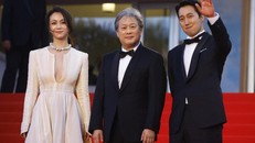 Đạo diễn Park Chan-wook (giữa) được ngợi khen với phim kinh dị Decision to Leave. Ảnh: ST