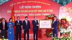 Phó Thủ tướng Vũ Đức Đam trao Bằng xếp hạng Di tích quốc gia đặc biệt Thăng Long tứ trấn - đền Voi Phục, đền Quán Thánh. Ảnh: TTXVN.