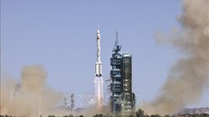 Tên lửa Trường Chinh-2F mang theo tàu vũ trụ Thần Châu-14 rời bệ phóng tại Trung tâm Phóng vệ tinh Tửu Tuyền, Tây Bắc Trung Quốc, ngày 5/6/2022. Ảnh: TTXVN