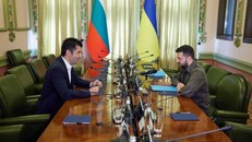 Tổng thống Ukraine Volodymyr Zelensky tại một cuộc gặp với Thủ tướng Bulgaria Kirill Petkov. Ảnh: UBN