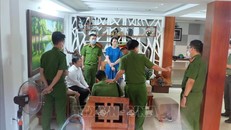 Bắt tạm giam Giám đốc CDC Đà Nẵng Tôn Thất Thạnh. Ảnh: TTXVN