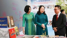 Phó Chủ tịch nước Võ Thị Ánh Xuân (giữa) thăm gian trưng bày các ấn phẩm báo chí. Ảnh: TTXVN