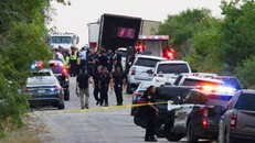 Các nhân viên thực thi pháp luật bên chiếc xe đầu kéo chứa thi thể hơn 40 người di cư tại thành phố San Antonio, bang Texas. Ảnh: Reuters.