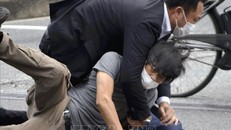 Nghi phạm tấn công cựu Thủ tướng Nhật Bản Abe Shinzo bị lực lượng an ninh bắt giữ tại hiện trường, ngày 8/7/2022. Ảnh: AFP/TTXVN