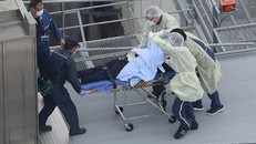 Ông Abe Shinzo trên đường tới bệnh viện. Ảnh: Yomiuri