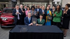 Phó Chủ tịch Vingroup kiêm Tổng giám đốc toàn cầu VinFast Lê Thị Thu Thủy và Thống đốc bang Bắc Carolina Roy Cooper trong Lễ ký kết MoU về dự án xây dựng nhà máy VinFast tại Mỹ hồi tháng 3/2022.