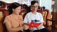 Thủ khoa Bùi Đức Anh (bên phải) chia sẻ niềm vui cùng mẹ. 