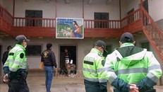 Cảnh sát khám xét nhà riêng của Tổng thống Peru Pedro Castillo tại Chugur để truy bắt em dâu của Tổng thống, ngày 10/8/2022. Ảnh: TTXVN