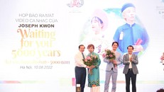 Thứ trưởng Bộ VHTTDL Tạ Quang Đông và Phó Tổng cục trưởng Hà Văn Siêu tặng hoa cho ca sĩ, nhạc sĩ Hàn Quốc Joseph Kwon và đơn vị thực hiện.