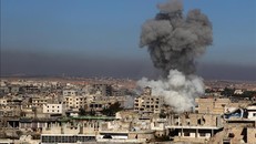 Khói bốc lên sau một cuộc không kích ở quận Maaret al-Numan, tỉnh Idlib, Syria. Ảnh tư liệu: AFP/TTXVN