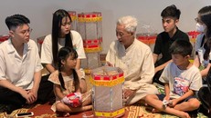 Nghệ nhân Nguyễn Văn Quyền hướng dẫn các bạn nhỏ cách vận hành đèn kéo quân.