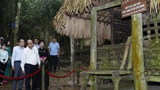 Chủ tịch nước Nguyễn Xuân Phúc tại Lán Nà Nưa trong Khu di tích lịch sử Quốc gia đặc biệt Tân Trào. Ảnh: TTXVN