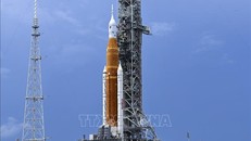 Tên lửa đẩy Artemis I mang theo tàu vũ trụ Orion được đặt trên bệ phóng ở trung tâm vũ trụ Kennedy thuộc Cape Canaveral, bang Florida (Mỹ) ngày 26/8/2022. Ảnh: AFP/TTXVN