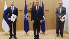 Tổng Thư ký Tổ chức Hiệp ước Bắc Đại Tây Dương (NATO) Jens Stoltenberg (giữa) tiếp nhận đơn xin gia nhập liên minh quân sự từ đại sứ Thụy Điển tại NATO Axel Wernhoff (phải) và đại sứ Phần Lan Klaus Korhonen ở Brussels (Bỉ), ngày 18/5/2022. Ảnh tư liệu: AFP/TTXVN