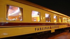 Đường sắt chạy tàu hàng ngày đi Lào Cai phục vụ du khách du lịch Sapa. Ảnh: Alltours.vn