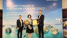 Đại diện Brand Finance trao chứng nhận “Vinamilk - Thương hiệu sữa lớn thứ 6 thế giới” cho Bà Bùi Thị Hương – Giám đốc Điều hành Vinamilk