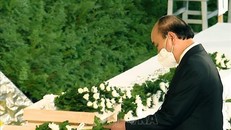 Chủ tịch nước Nguyễn Xuân Phúc đặt hoa tưởng niệm cố Thủ tướng Nhật Bản Abe Shinzo. Ảnh: TTXVN.