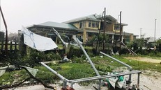 Siêu bão Noru: Lốc xoáy làm nhiều trụ sở, nhà dân bị tốc mái, đổ sập