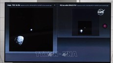 Hình ảnh tàu vũ trụ thực hiện thử nghiệm chuyển hướng tiểu hành tinh kép (DART) bay qua tiểu hành tinh Didymos (trái) và chuẩn bị đâm vào Dimorphos (phải), ngày 26/9/2022 (Ảnh phát trên màn hình tại Trung tâm vũ trụ Kenedy thuộc Cơ quan Hàng không Vũ trụ Mỹ-NASA). Ảnh: TTXVN